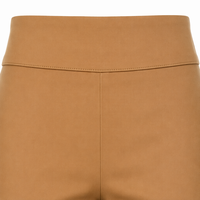 Pantalon évasé pour femme avec panneaux géométriques et incrustations de diamants. Surpiqûres contrastées, large ceinture, silhouette évasée spectaculaire