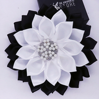 Beberapa pita Satin kelopak membuat pernyataan SOS Soror Corsage bros Swing Phi Swing soromim hitam dan putih warna Pin bunga