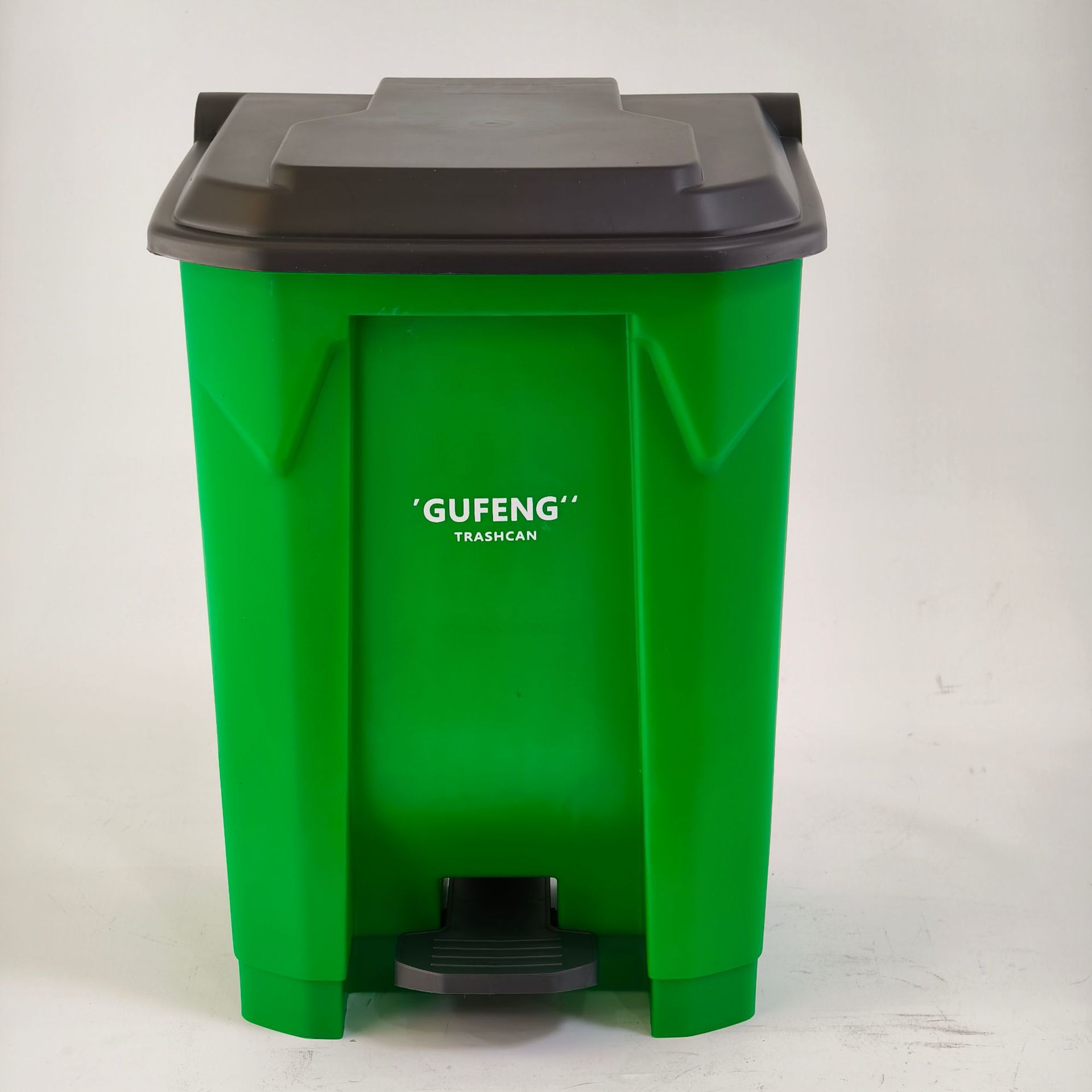 cubo verde con tapa negra