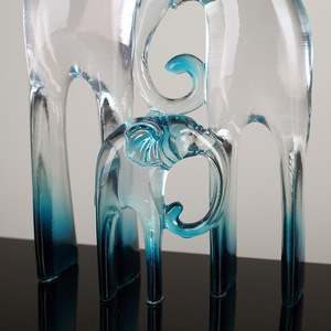 Décoration d'intérieur contemporaine en résine transparente avec feuille d'or, motif famille d'éléphants, couleur bleu et or - Product Image 3