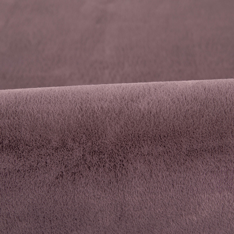 La fourrure du lapin est gris-violet (poils courts).