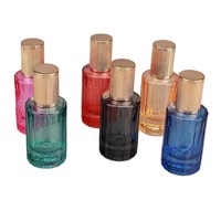 Prix de gros usine – Flacon de parfum en verre rond multicolore vide avec capuchon nervuré doré de luxe et atomiseur, logo personnalisé