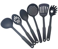 Spatule ajourée en nylon noir de qualité LFGB pour la cuisine