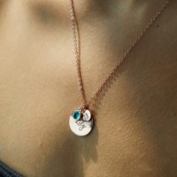 Collier Pendentif Peridot Gravé Fait Main avec Pièce de Monnaie et Pierres de Naissance – Cadeau d'Anniversaire Unique et Spécial