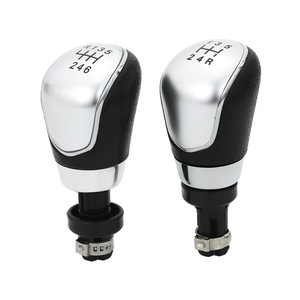 Pomo de palanca de cambios de cuero negro y plateado de 5 y 6 velocidades ergonómico para vehículos Ford - Product Image 2