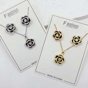 Ensemble de bijoux Camélia de créateur Plaqué or Acier inoxydable Zircon Fleur de rose Collier Boucles d'oreille Ensemble de bijoux de fête de mariage pour femmes - Product Image 1