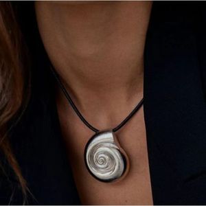 สร้อยคอจี้รูปเปลือกหอยสแตนเลสสำหรับผู้หญิง ดีไซน์เรขาคณิต สไตล์ลำลอง เครื่องประดับฤดูร้อน สีทอง สีเงิน จี้แฟชั่น - Product Image 2