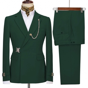 Ensemble de costume professionnel pour homme, deux pièces, croisé, coupe ajustée, en tissu peigné, couleur unie, col en V, avec boutons personnalisés et détails chaîne - Product Image 6