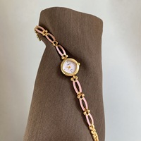 Montre à petit cadran de style bijou avec bracelet à maillons dorés pour présentation en cadeau