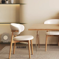 Chaise de salle à manger simple en bois massif avec revêtement en cuir, idéale pour les salles à manger domestiques, les hôtels, les villas et les salles de réunion.