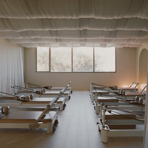Machine <span class=keywords><strong>de</strong></span> Pilates Reformer Commerciale en Alliage d'Aluminium Blanc avec Cadre Vertical et Rails Silencieux à Vendre - Product Image 2