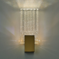 Applique murale LED moderne en cristal doré avec hauteur réglable et contrôle sans fil, lumière douce pour les yeux, idéale pour salon, chambre et escalier