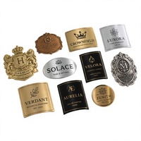 Étiquettes métalliques personnalisées en aluminium gaufré 3D avec logo, formes sur mesure pour emballages de parfums, bouteilles et boîtes - Écologiques et durables