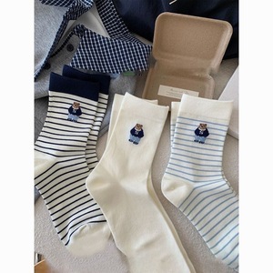 ถุงเท้าข้อกลางลายทางปักลายหมี ระบายอากาศได้ดี สวมใส่สบายๆ ทุกวัน แฟชั่นวัยรุ่นสำหรับผู้หญิง - Product Image 1