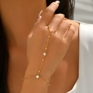 Bracelet de doigt pour femme en acier inoxydable couleur or, incrusté de zircon, style européen et américain, chaîne haut de gamme exquise et de niche - Product Image 1