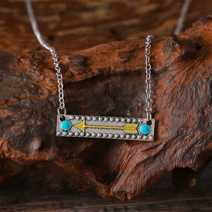 قلادة ذهبية على شكل سهم بوهيمي مع حجر الفيروز - Product Image 1