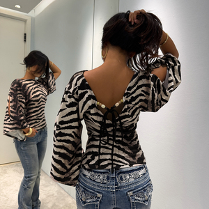 Top de manga corta holgado y sexy con cuello halter, estampado animal, cuello en V cruzado, manga acampanada asimétrica y detalles de cuentas, estilo maduro - Product Image 5
