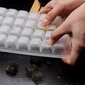 Large Capacity Ice Cube Molds Low Temperature Resistance Ice Cube Tray With Lid