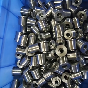 Vis en alliage d'aluminium et en acier usinées sur mesure avec tournage et usinage pour les composants des pieds de chaise - Product Image 2