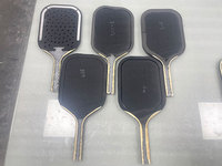 Raquette de pickleball personnalisée OEM haut de gamme, forme allongée, noyau en nid d'abeille réactif en PP, approuvée USAPA, revêtement en fibre de carbone T700
