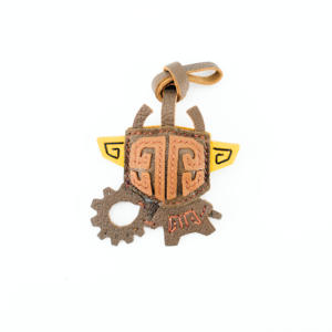 Porte-clés en cuir avec personnage mythique et détails d'équipement - Product Image 5