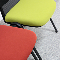 Chaise de formation empilable en gros avec dossier en maille respirante, siège rembourré, imperméable et anti-rayures pour salle de réunion