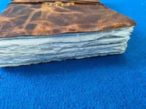 Nuevo cuaderno de cuero impreso de alta gama, encuadernado, con cubierta de cuero única, logotipo personalizado, papel ecológico y cierre con llavero. - Product Image 5