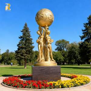 Statua in Bronzo Dorato a Grandezza Naturale RELONG, Scultura 'Il Mondo Ti Apparti' in Stile Europeo, Personalizzabile per Parchi e Giardini - Product Image 1