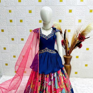 ชุดส่าหรีปักลายสีน้ำเงินของ NiMa Creations ผ้าชีฟอง พร้อมผ้าคลุมไหล่สีชมพู ชุดแต่งงานแบบดั้งเดิมของอินเดียสำหรับเด็กผู้หญิง ทรงปกติ ความยาวระดับเข่า - Product Image 1