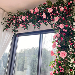 Guirlandes de roses artificielles en soie pour décoration murale, idéales pour balcon et dissimulation de tuyaux - Product Image 1
