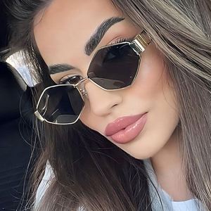 Gafas de Sol Personalizadas con Logotipo, Estilo Punk Vintage 2025, Montura Metálica Pequeña en Forma de Rombo, Protección UV400, Gafas de Sol Poligonales para Mujer - Product Image 2
