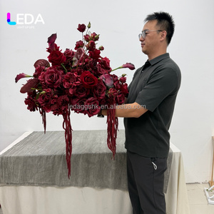 Composition florale artificielle LEDA Bourgogne, centre de table de mariage, roses rouges foncées et lys, chemin de table floral pour décoration d'événements et de fêtes - Product Image 1