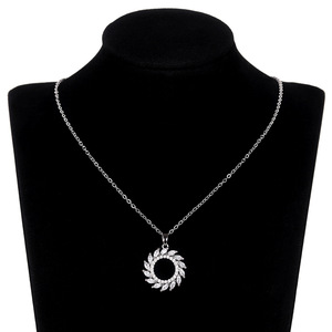 Collana con ciondolo rotondo a foglia d'olivo, design con pietra marquise, elegante catena a clavicola per donna - Product Image 2