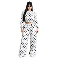 Ensemble cargo streetwear pour femme avec logo personnalisé, haut à manches longues à fermeture éclair et col à revers, pantalon cargo multi-poches avec cordon de serrage, tenue tendance en 2 pièces