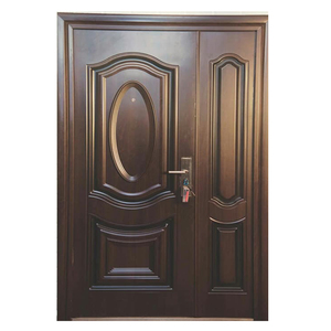 Porte moulurée GA-44S avec entrée incurvée, design aérodynamique doré, noyau en bois massif et panneau latéral. - Product Image 3