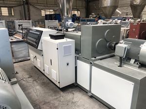 Ligne de production de panneaux de plafond en bois pvc wpc d'<span class=keywords><strong>occasion</strong></span> 400mm machine de fabrication pour produire des panneaux muraux en pvc - Product Image 2