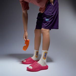 Chaussures imprimées en 3D recyclables et personnalisées Chaussons à glissière souples pour femmes et hommes en TPU élastique innovant personnalisé - Product Image 5