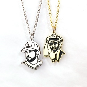 Venta al por mayor chapado en oro <span class=keywords><strong>DUBAI</strong></span> Logo broche UAE Falcon joyería collar Metal esmalte suave 1971 UAE Zayed Collar para coche - Product Image 1