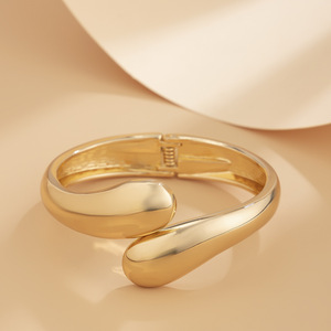 Brazalete <span class=keywords><strong>de</strong></span> Aleación Arrugada Irregular con <span class=keywords><strong>Perlas</strong></span> Cruzadas en Forma <span class=keywords><strong>de</strong></span> Gotas <span class=keywords><strong>de</strong></span> Agua - Product Image 4
