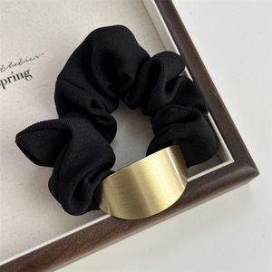 Chouchous pour <span class=keywords><strong>cheveux</strong></span> en tissu noir avec breloque en alliage d'or Attaches pour <span class=keywords><strong>cheveux</strong></span> de style élégant simple Griffe de <span class=keywords><strong>cheveux</strong></span> à mâchoire en <span class=keywords><strong>plastique</strong></span> noir pour filles - Product Image 5