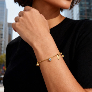 Bracelet fin avec pendentif clé plaqué or 18 carats, serti de diamants, bijoux pour femmes à porter au quotidien - Product Image 1