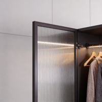 Armoire moderne noire et blanche avec portes à panneaux plats, poignées métalliques, 4 tiroirs, armoire de chambre à coucher gain de place