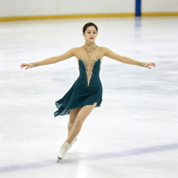 Robe de patinage artistique bleu sarcelle foncé à col montant et strass dorés, dos ouvert en V profond, jupe asymétrique pour adultes et enfants