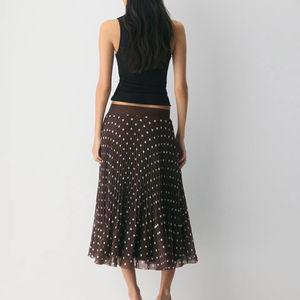 Falda cómoda de media pierna hasta el tobillo para mujer, con estampado de lunares marrones y caída suave, ideal para el día a día. - Product Image 3