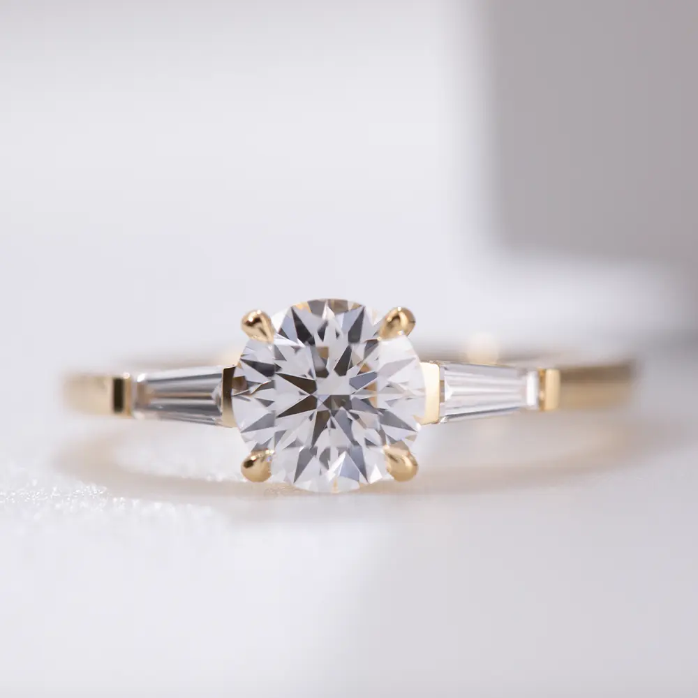 Ronde 1.0ct 3-Stone Verlovingsring Klassieke Solitaire Lab Geteelde Diamanten Ring Met Baguettes Aan De Zijkant