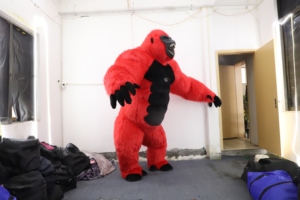 Costume de mascotte de <span class=keywords><strong>gorille</strong></span> rouge en peluche gonflable OEM de 2.6m nouveau personnage de conception pour King Kong inspiré de fête pour les costumes de films télévisés - Product Image 2