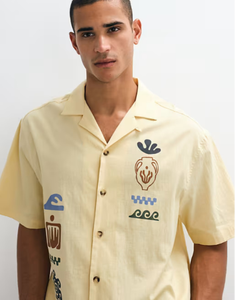 <span class=keywords><strong>Camicia</strong></span> Oversize da Uomo KY Linen Y2K con Stampa Artistica, Colletto Camp, Ricamo Giallo, Maniche Corte, Bottoni, Top Estivo per Vacanze - Product Image 3