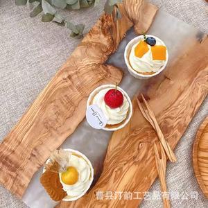 Tabla de Cortar de Madera de Olivo Hecha a Mano con Resina, para Alimentos Cocinados y Bocadillos, de Natural House - Product Image 1