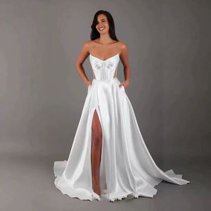 <span class=keywords><strong>Abito</strong></span> <span class=keywords><strong>da</strong></span> <span class=keywords><strong>Sposa</strong></span> Senza Spalline in Raso con Illusione di Pizzo, Fiori di Paillettes, Corsetto Scavato, Spacco Alto, <span class=keywords><strong>Tasche</strong></span>, Lavabile - Product Image 1