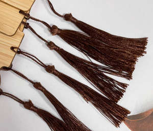 Etiquetas de Bambú Talladas Tradicionales de Alta Calidad con Borlas Rojas, Adornos Colgantes Personalizables para Marca, Etiquetas de Madera para Música - Product Image 4